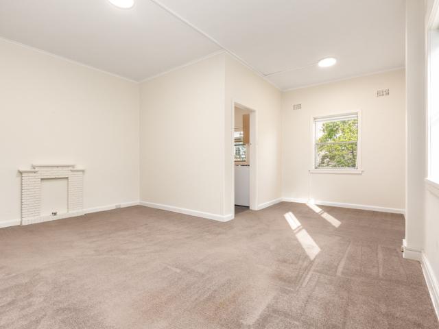 QUIET APARTMENT WITH CONVENIENT TRANSPORT