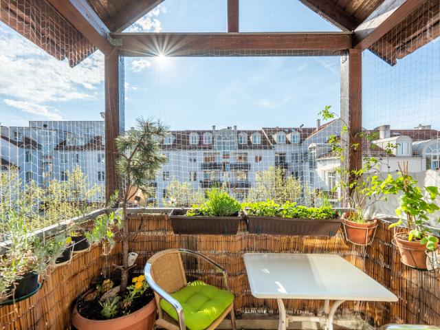 Quiet apartment with covered balcony and duplex garage parking space in Unterhaching