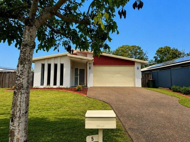 Quiet Beachside Living Low Set, 4 Bedroom, Walk To The Beach
