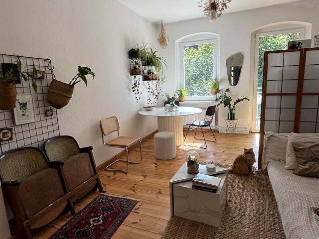Quiet & bright green industrial chic oasis located in Neukölln