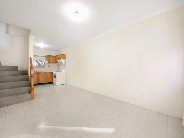 QUIET COMPLEX CLOSE TO SCHOOLS, TRANSPORT AND SHOPS