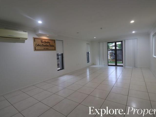 Quiet complex walking distance to beach!