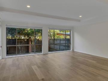 Spacious Four Bedroom Townhouse with Pool Access