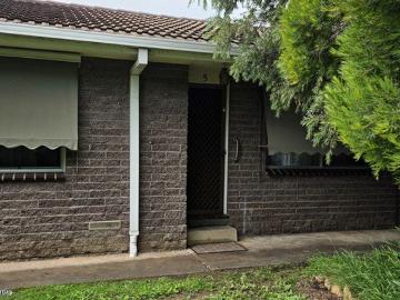 Quiet & Convenient East Albury Unit with Private Courtyard