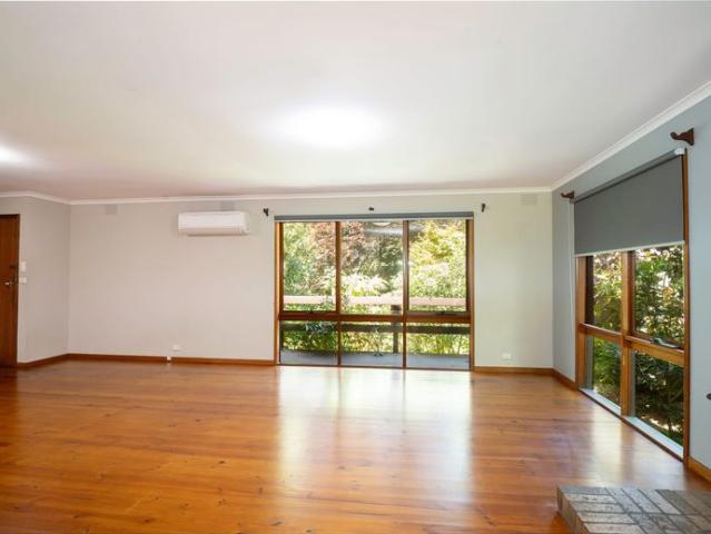 Quiet Cottage in Tranquil Surrounds Opposite Yarra River!