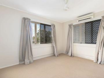 Quiet Court & Central Location
