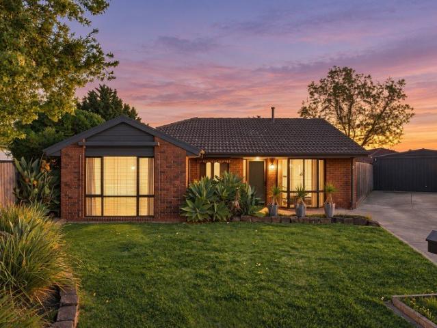 Quiet Court Living on a Generous 777m2 Allotment
