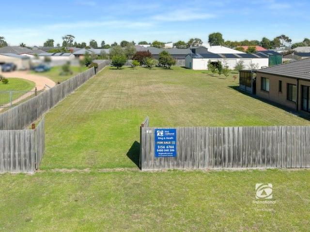 QUIET COURT LIVING, LARGE LOT OPPORTUNITY