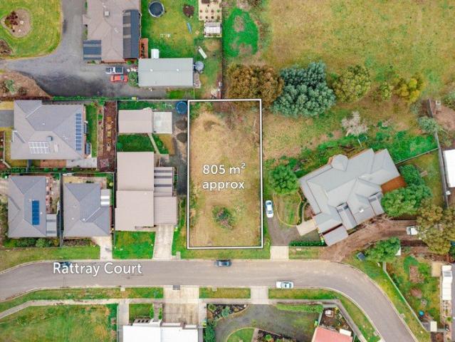 Quiet court location with surrounding family homes
