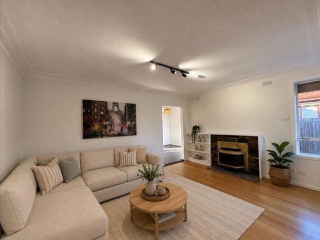 Quiet court location family home!