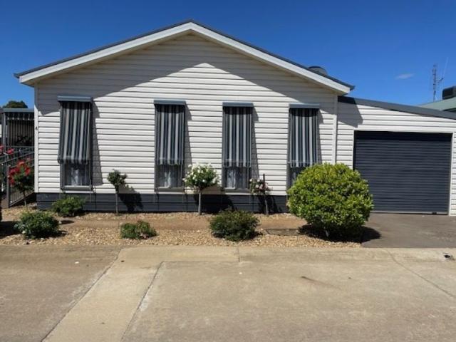Quiet Court Location, just move in!