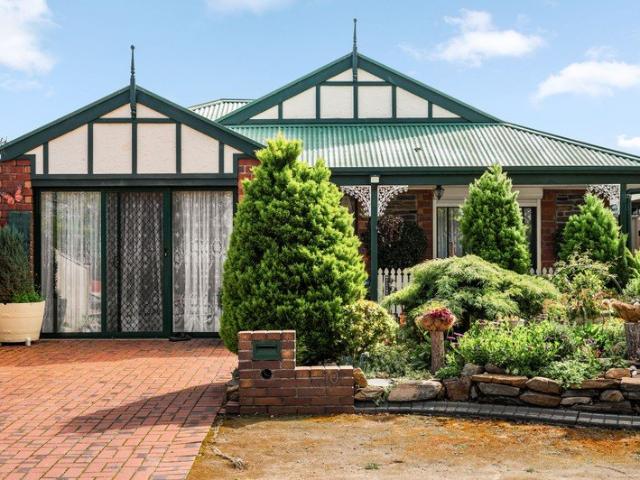 Quiet Court Setting with Coastal Convenience