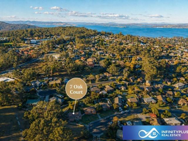Quiet Cul de Sac Home with Scenic Outlook  Newly Renovated Bathroom water views