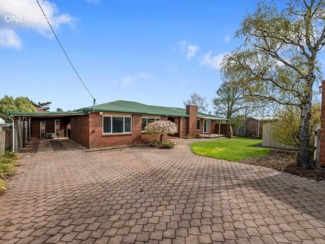 Quiet Cul de Sac Living with Space, Comfort and Convenience