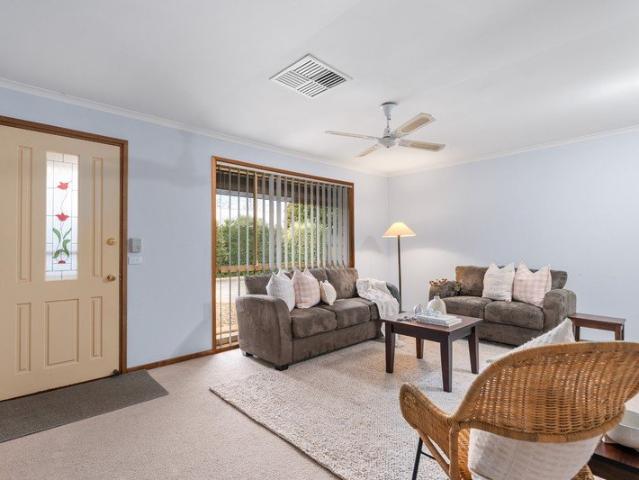 Quiet Cul de Sac Living with Space, Privacy & Convenience