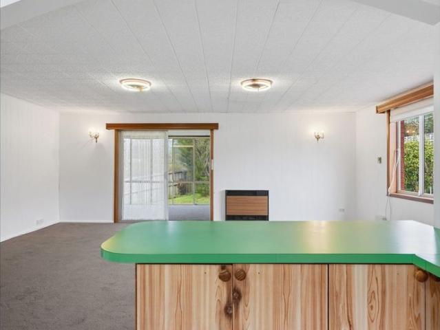 Quiet cul de sac living with space, sun and huge workshop