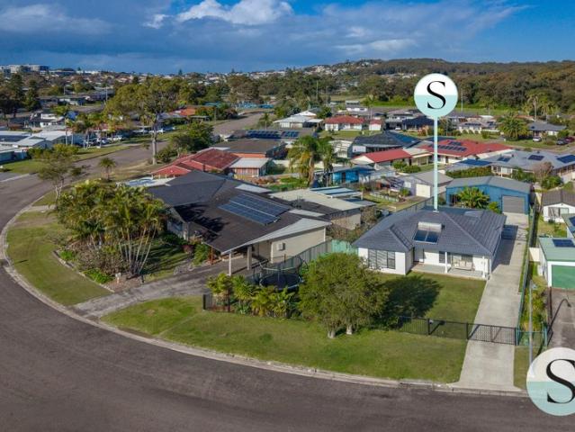 Quiet Cul De Sac Living on the Flat. Fresh, Light Filled, 3 Bedroom, Open Plan, Dual Living Home. Separate Guest Quarters, Studio Salon & Mega Garage!