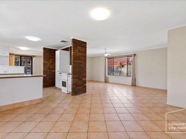 QUIET CUL DE SAC LOCATION ONLY MINUTES TO THE BEACH!