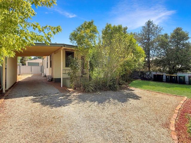 Quiet East Parkes Location!