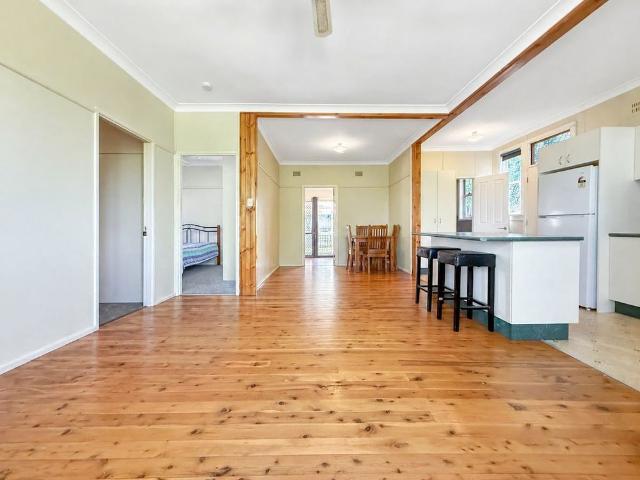 Quiet East Parkes Location!
