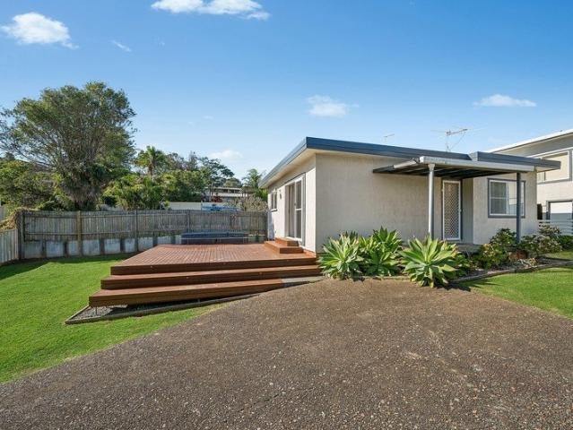 Quiet East Port location, metres from the surf