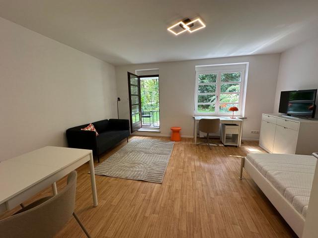Quiet furnished terrace apartment, 5 minutes to the main line – new occupancy after partial renovation, Munchen Amsterdam Apartments for Rent