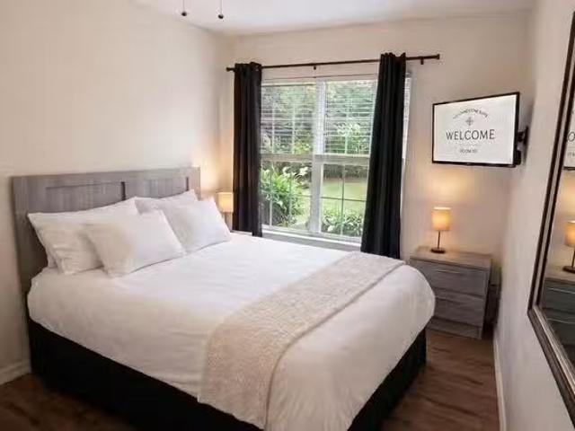 Quiet Highlands Home Renovated Free Fast Wi Fi Smart Lock Roo.