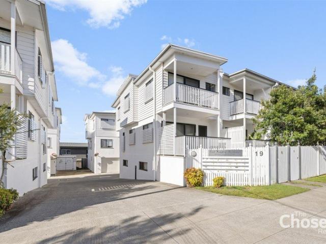 Quiet Inner Position Stylish Tri Level Townhouse in Prestigious East Hampton Residences