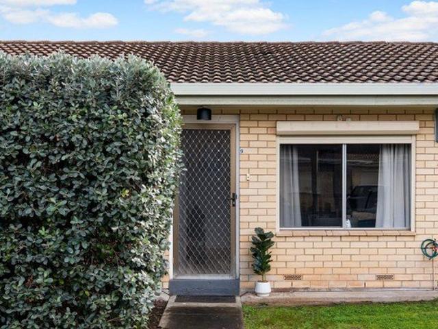 Quiet Klemzig unit with updated kitchen & private courtyard