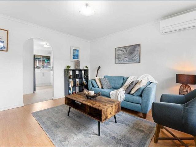 Quiet Klemzig unit with updated kitchen & private courtyard