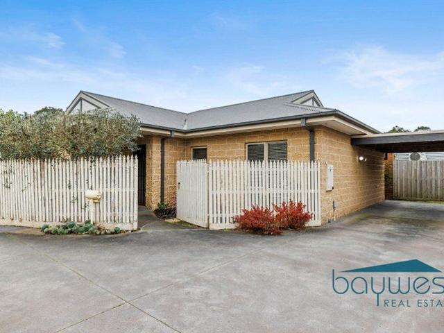 Quiet Laneway Living With Everything Close By
