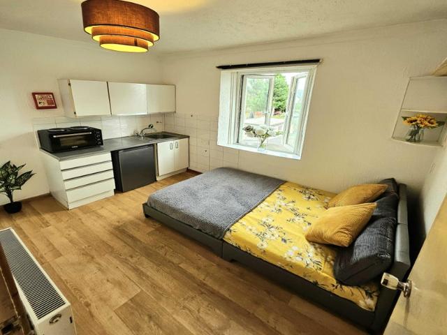 Quiet leafy cul de sac location in Lower Parkstone