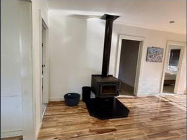 Quiet Lifestyle Rental 3 Bedrooms with Acreage Parking & Scenic Views