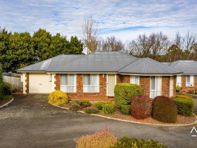 Quiet, Low Maintenance Living in Sought After Prospect Vale