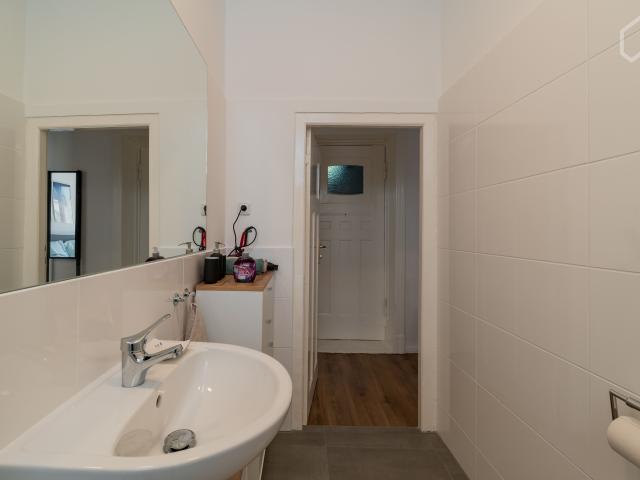 Quiet, neat home with balcony in vibrant neighbourhood