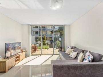 Quiet one bedroom with one car space in Botany