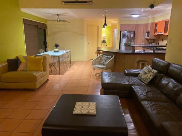 Quiet Private Villa close to beach open plan living 4 bedroom