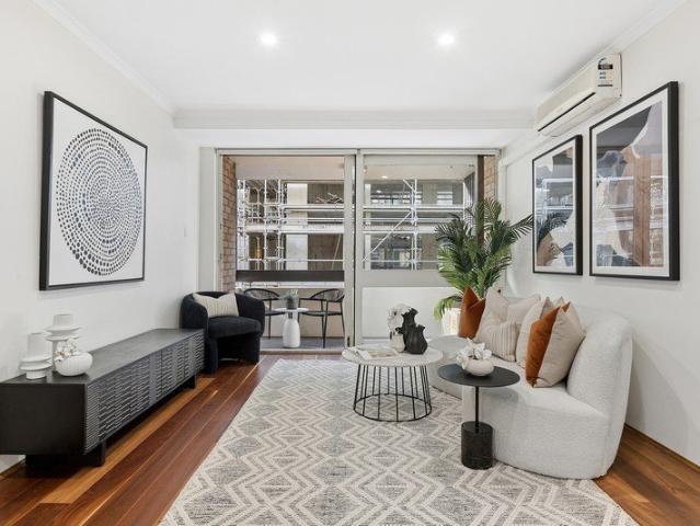 Quiet rear of block apartment in an ultra convenient location