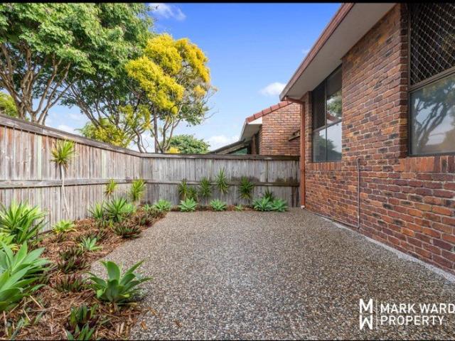 QUIET ROBERTSON LIVING WITH A LARGE COURTYARD & DOUBLE GARAGE