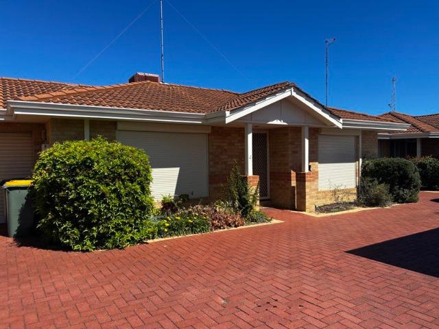 Quiet & Secure 3 bedroom Villa with Double Garage Close to the Beach