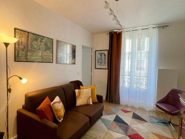 Quiet, separate bedroom 200m from the Parc des Buttes Chaumont in a popular, bucolic district of Paris, 4th floor with elevator Paris Amsterdam Apartments for Rent