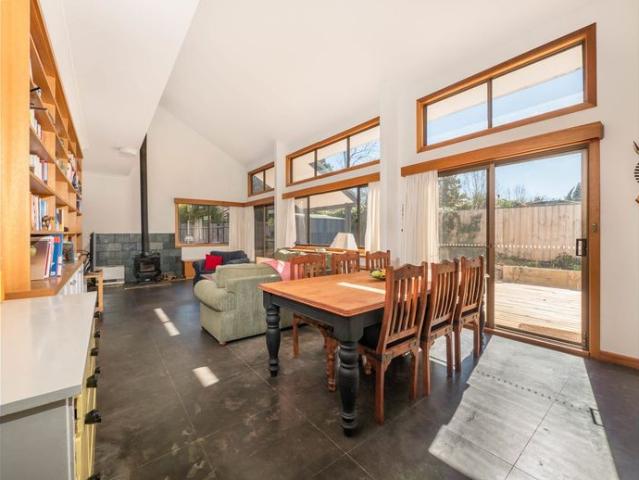QUIET SOUTH HILL STUDIO LIVING WITH A PRIVATE ENSUITE