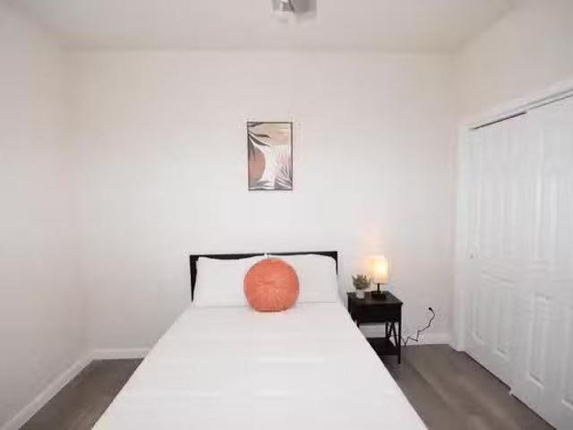 Quiet South Houston Stay Ensuite Bathroom in Every Bedroom.