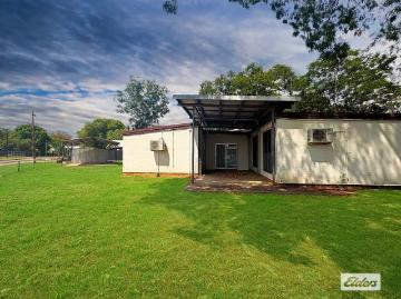House for sale in Katherine County - Garden