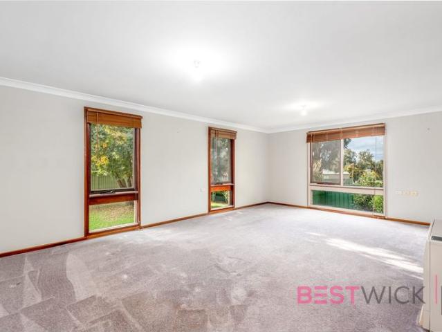 Quiet Small Family Living In West Bathurst