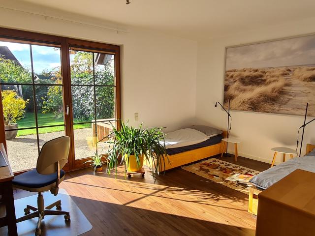 Quiet, spacious 3 room apartment with terrace & home office – green location near Hamburg city center