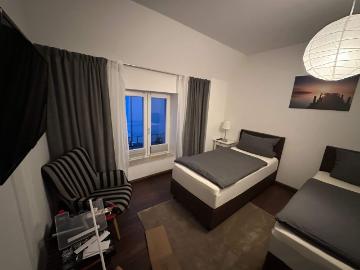 Quiet, spacious apartment in close proximity to the trade fair and BMW plant, Leipzig Amsterdam Apartments for Rent