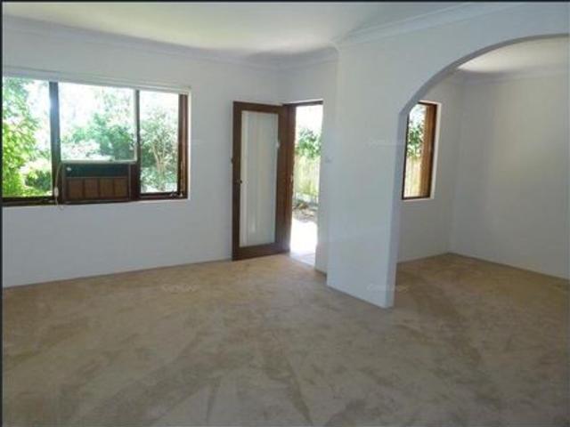 Quiet Spacious Family Home, 4 Bedroom 2 Bathroom with Rear Courtyard in Great Location
