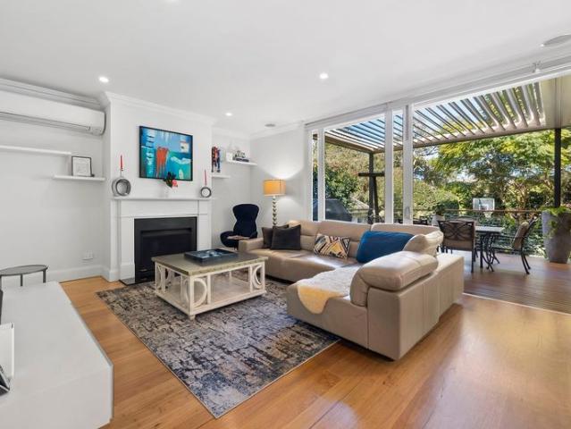 Manicure Garden Five Bedroom House Close to the City