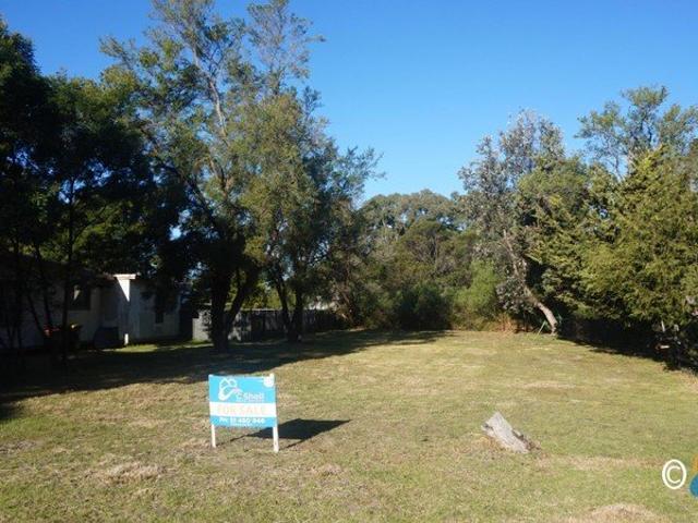 QUIET STREET WITHIN WALKING DISTANCE OF THE WATER!